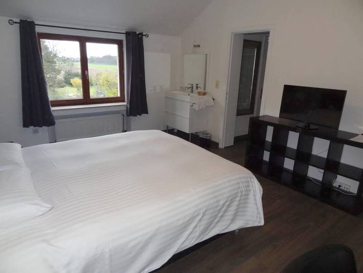 Triple Room in Fleurus, Hainaut