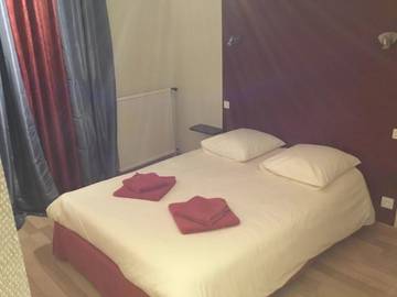 Hôtel pour 5 personnes, avec terrasse et vue à Uzer