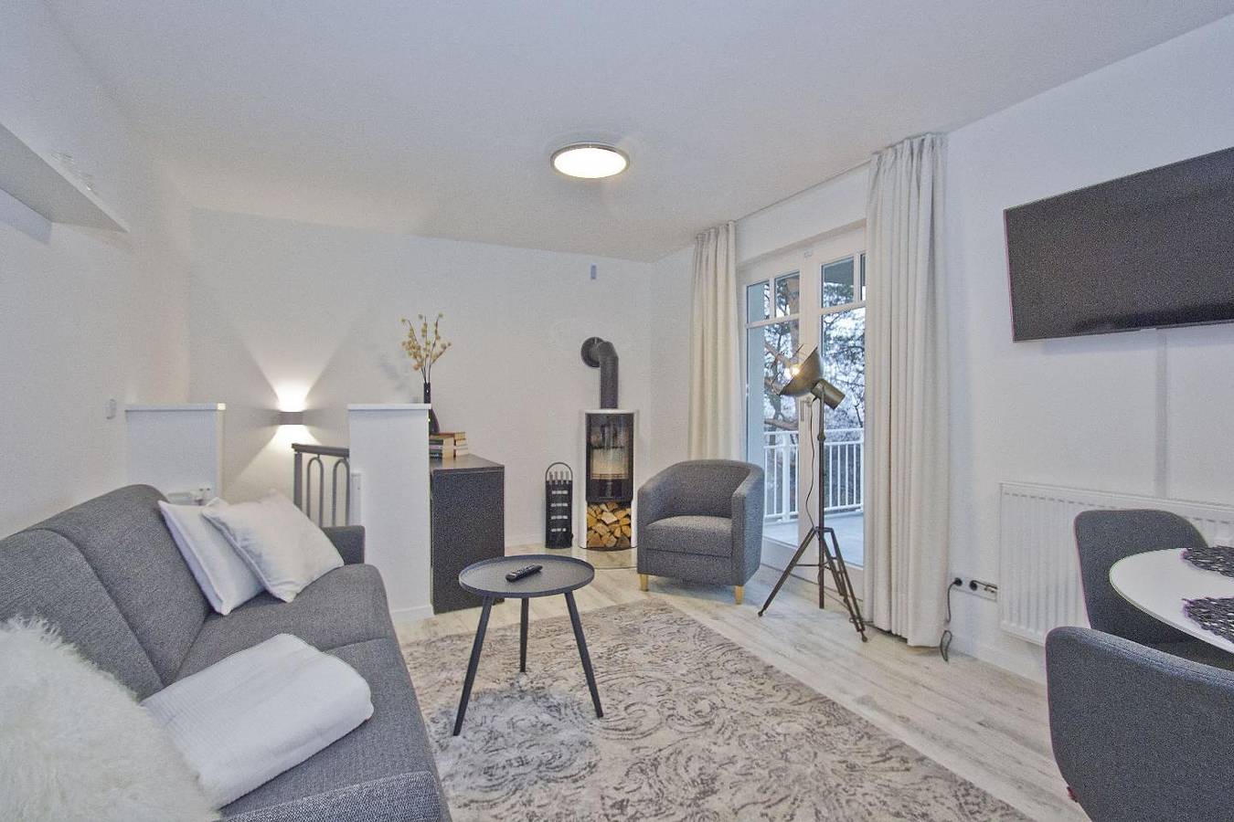 Ganze Wohnung, Moderne Ferienwohnung mit Kamin, Balkon - Ferienresidenz Zwei Bodden Fewo111 in Lietzow, Rügen