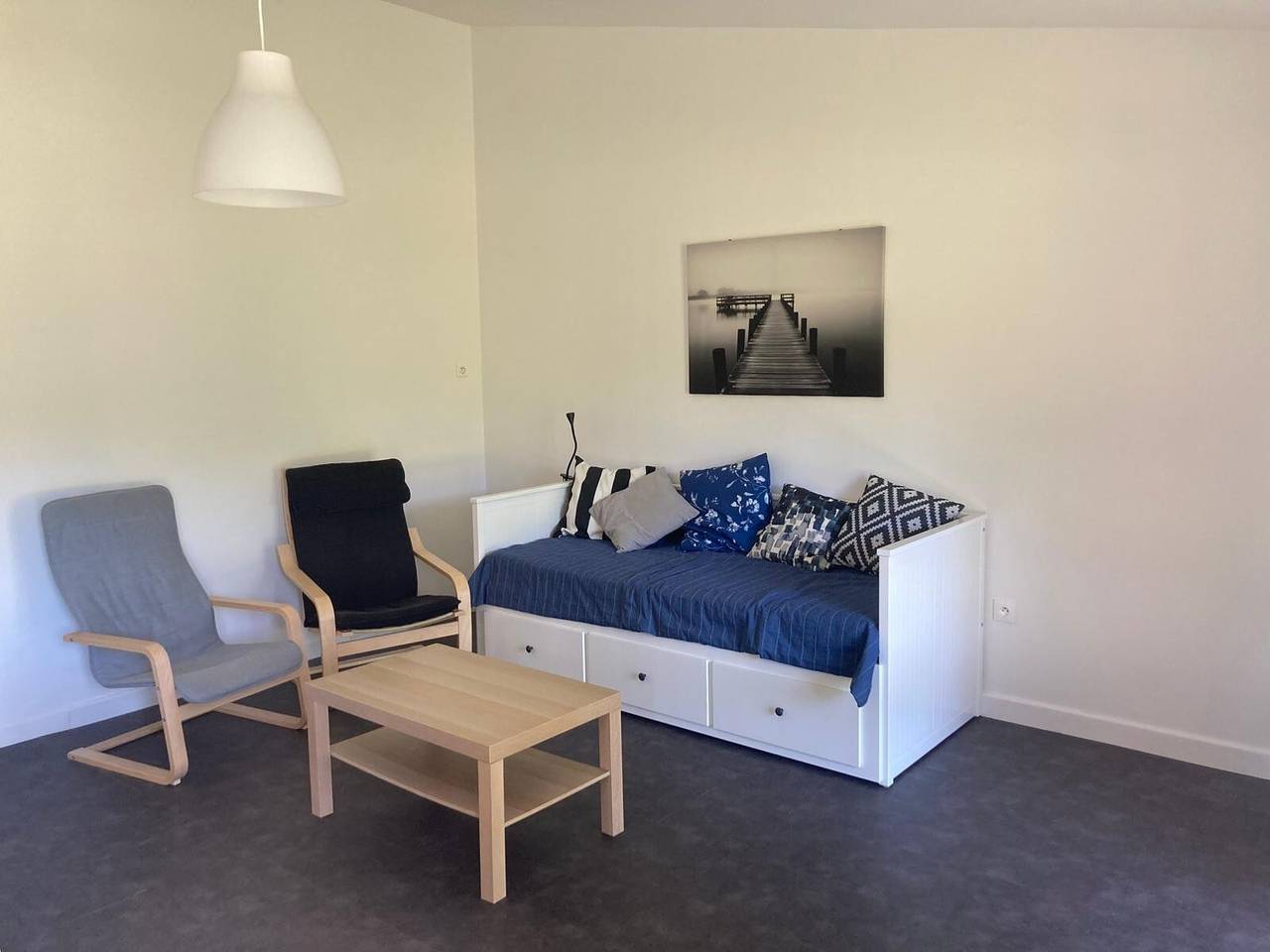 Holiday Home 'Joli Gîte Rouge Au Bord Du Lac' with Shared Terrace, Shared Garden and Wi-Fi in Saint-Rémy-sur-Durolle, Livradois-Forez Regional Nature Park