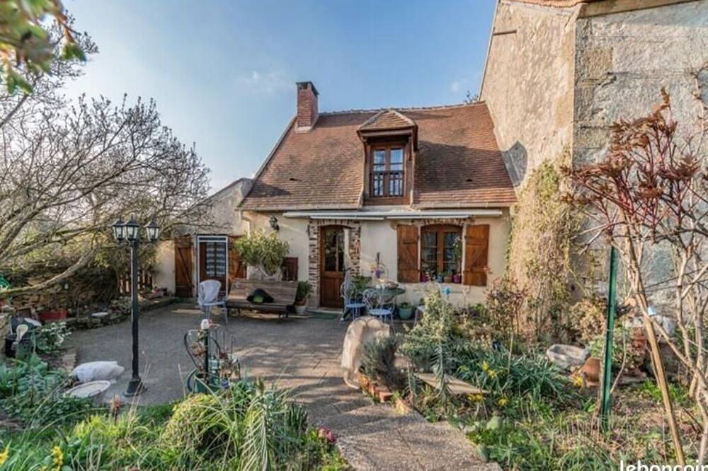 Maison de Campagne Dans un Cadre Reposant et Verdoyant in Saint-Pierre-les-Étieux, Saint-Amand-Montrond
