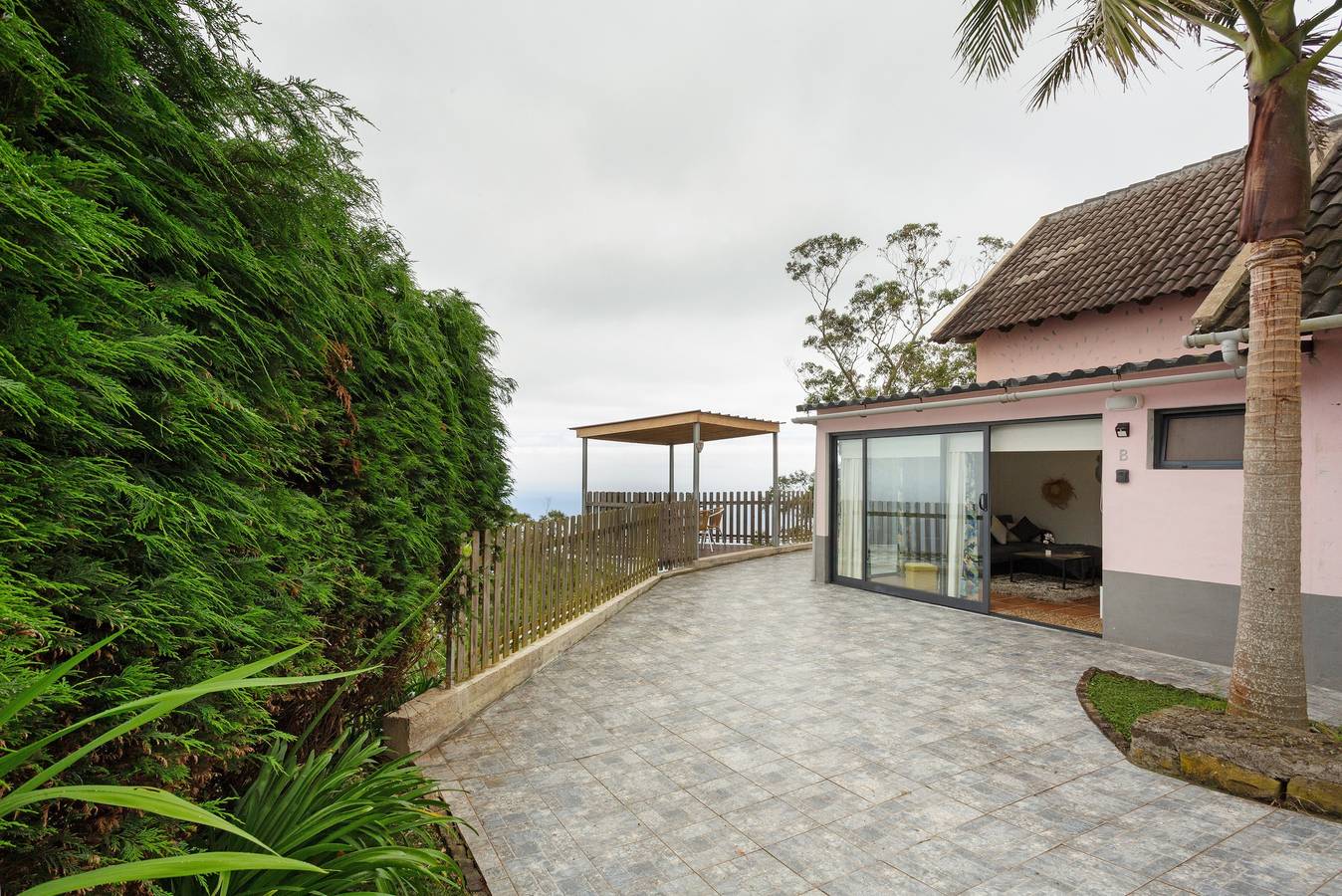 Appartement entier, Appartement Sunset Village B avec vue mer, Wi-Fi et climatisation in São Jorge Ville, Île de Madère