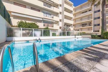 Gîte pour 4 personnes, avec vue ainsi que terrasse et piscine dans Plage de la Salis