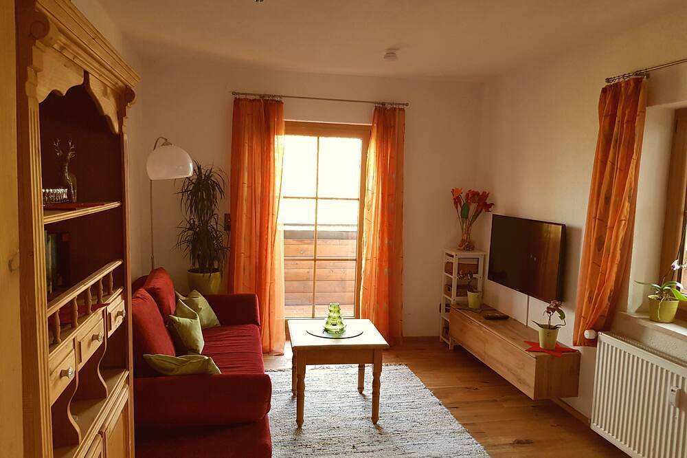 Ganze Wohnung, Idyllische Villa im Wald, gemütliche Ferienwohnung mit Balkon, nähe Füssen in Roßhaupten, Bayerisch Schwaben