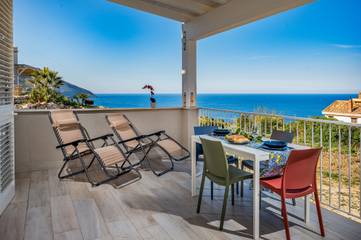 Gîte pour 4 personnes, avec vue et terrasse ainsi que jardin et vue sur l’océan à Scopello