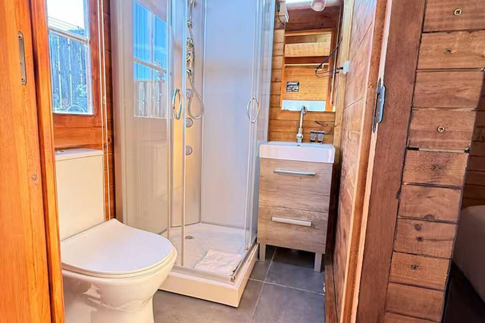 Intimate and exclusive penthouse cabin with jacuzzi, terrace and barbecue in Barcelona Centre, Barcelone