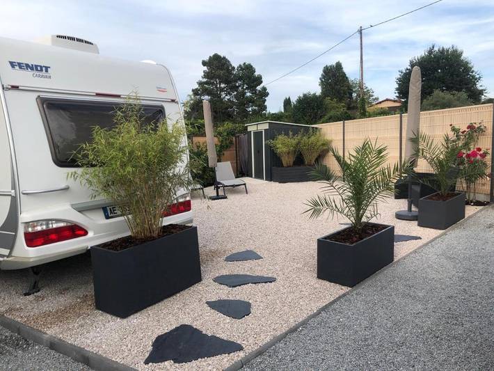 Location de vacances pour 2 personnes, avec jardin ainsi que terrasse et jacuzzi à Guéreins - 2