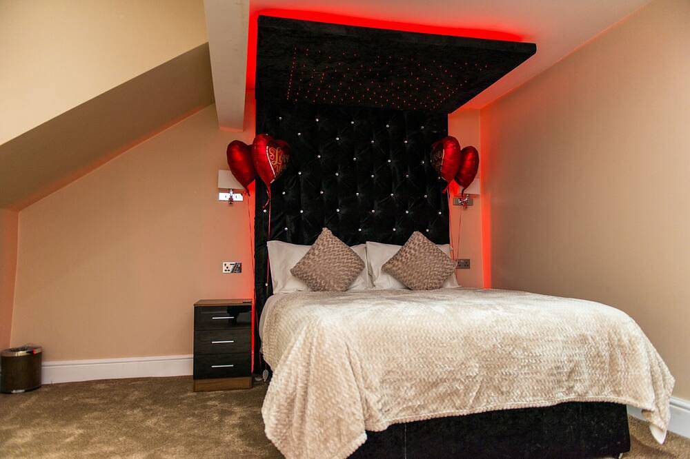 Entire apartment, Aphrodite Suites Orizzonte Suite Hot Tub Apartment in Huddersfield, West Yorkshire