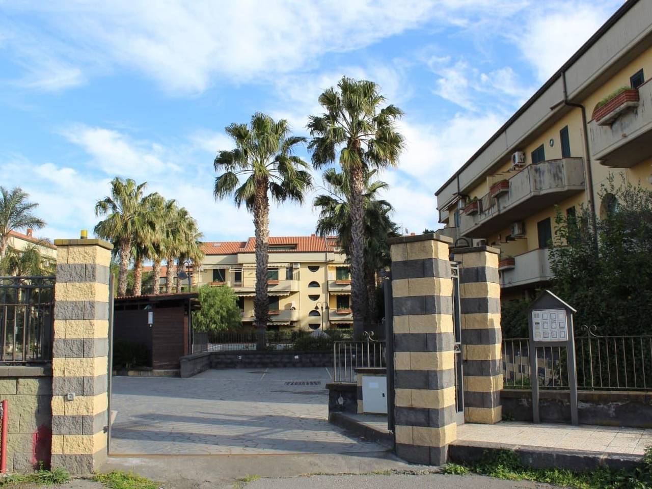 Entire apartment, Mountain View Apartment with Pool, Parking & Internet in Fondachello, Catania Province