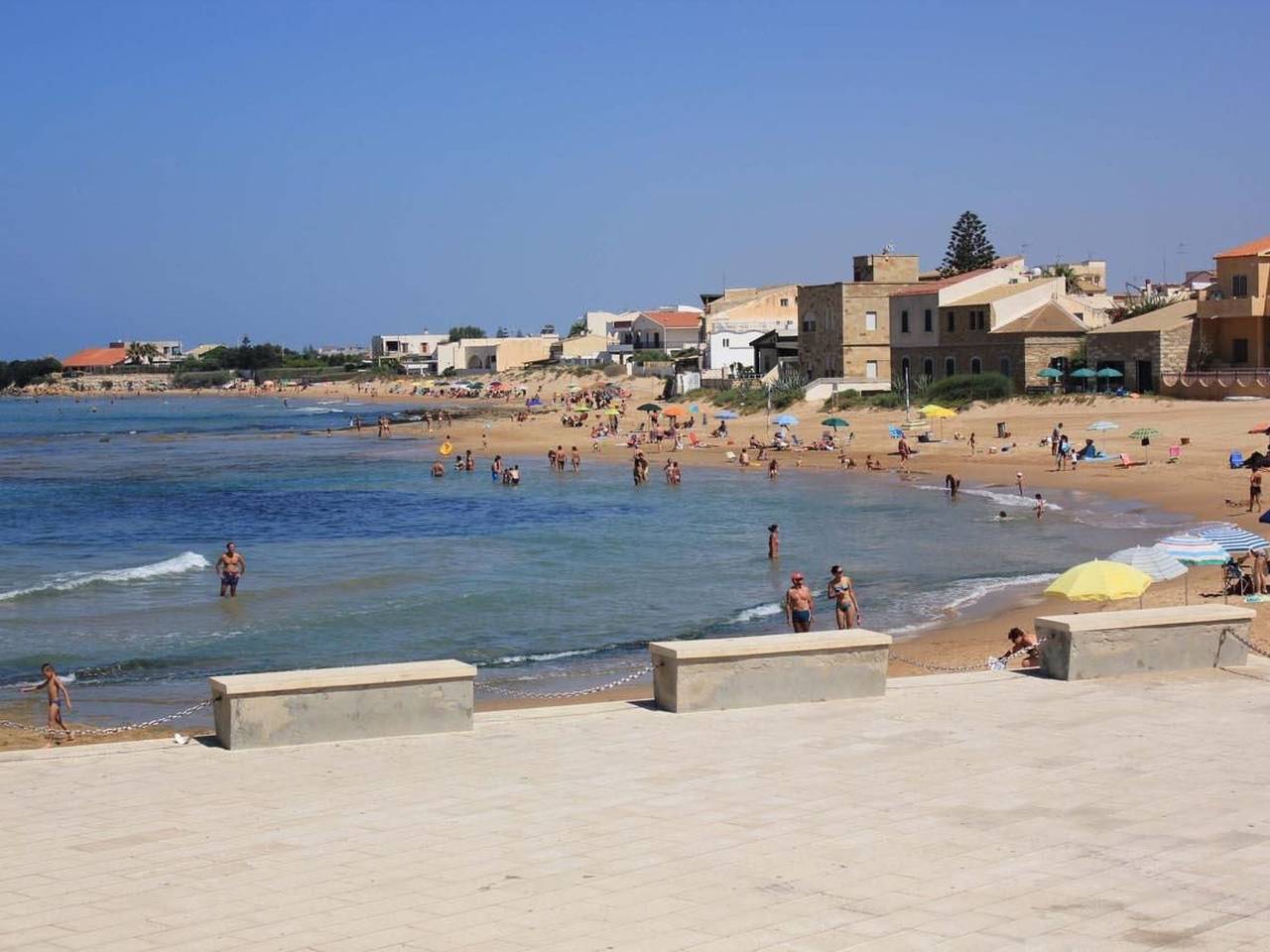 Entire apartment, Agamennone, Wohnung 20 Meter vom Meer entfernt mit einer möblierten Terrasse. in Punta Secca, Santa Croce Camerina