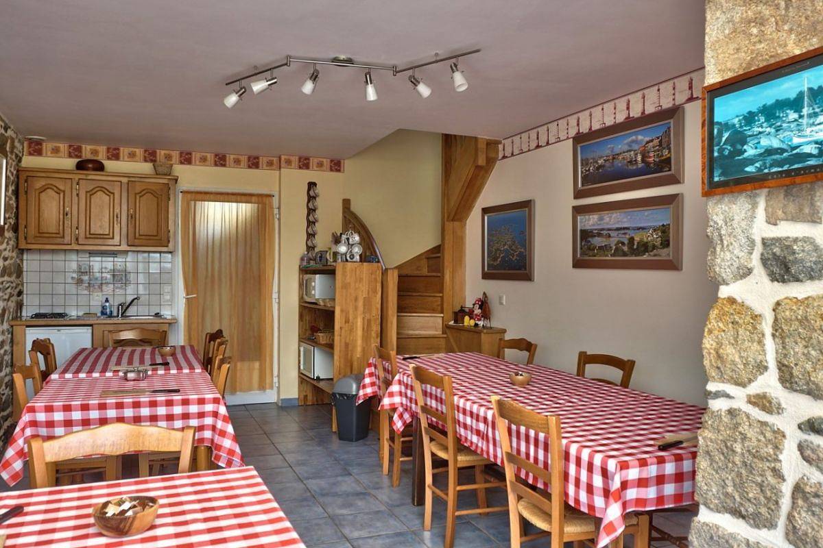 Etage Bordeaux in Lézardrieux, Rosa Granitküste