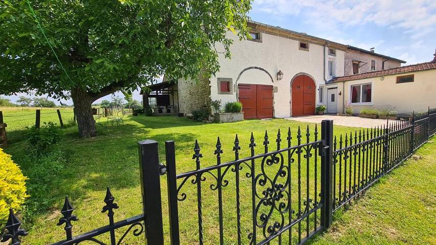 Gîte pour 5 personnes, avec piscine ainsi que vue et jardin dans Voisey