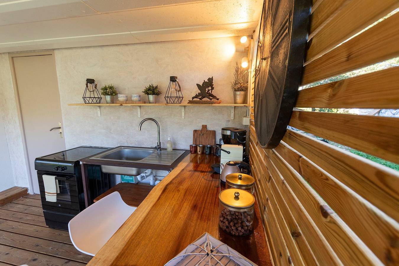 Studio entier, Studio « Bulle de Sainte-Baume » avec vue sur la montagne, terrasse privée et Wi-Fi in Plan-d'Aups-Sainte-Baume, Côte méditerranéenne (France)