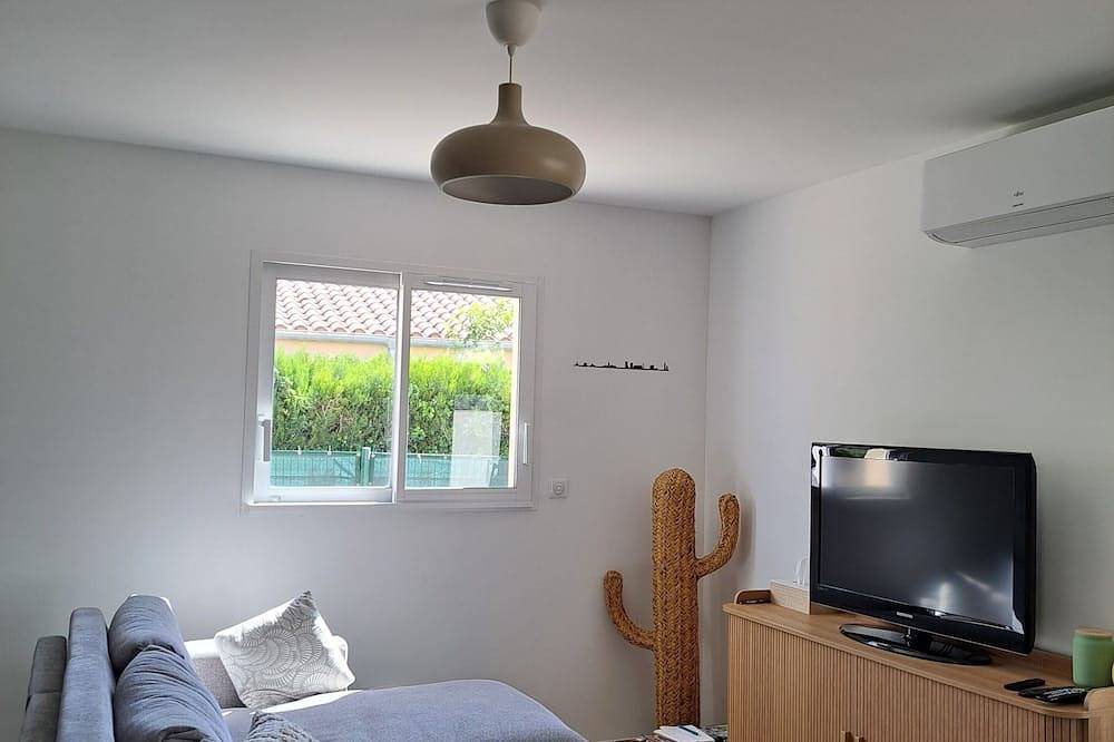 Single room with private bathroom in Saint-Martin-de-Crau, Mediterranean Coast (France)