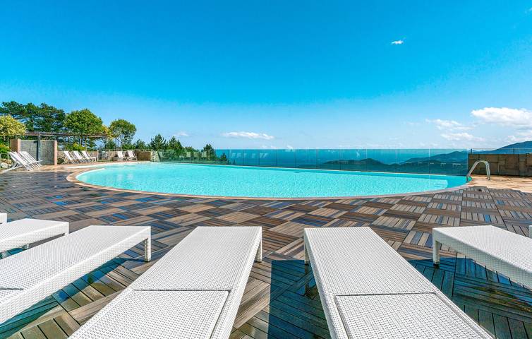 Appartamento vista mare con piscina vicino al centro di Magliolo in Magliolo, Alpi Liguri