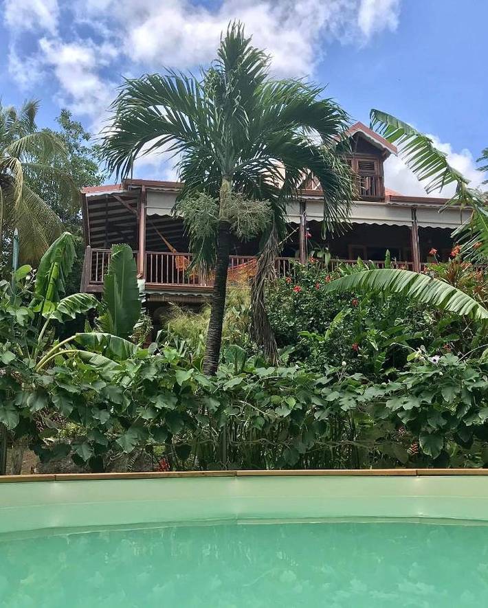 Location de vacances pour 2 personnes, avec vue ainsi que piscine et jardin à Bouillante