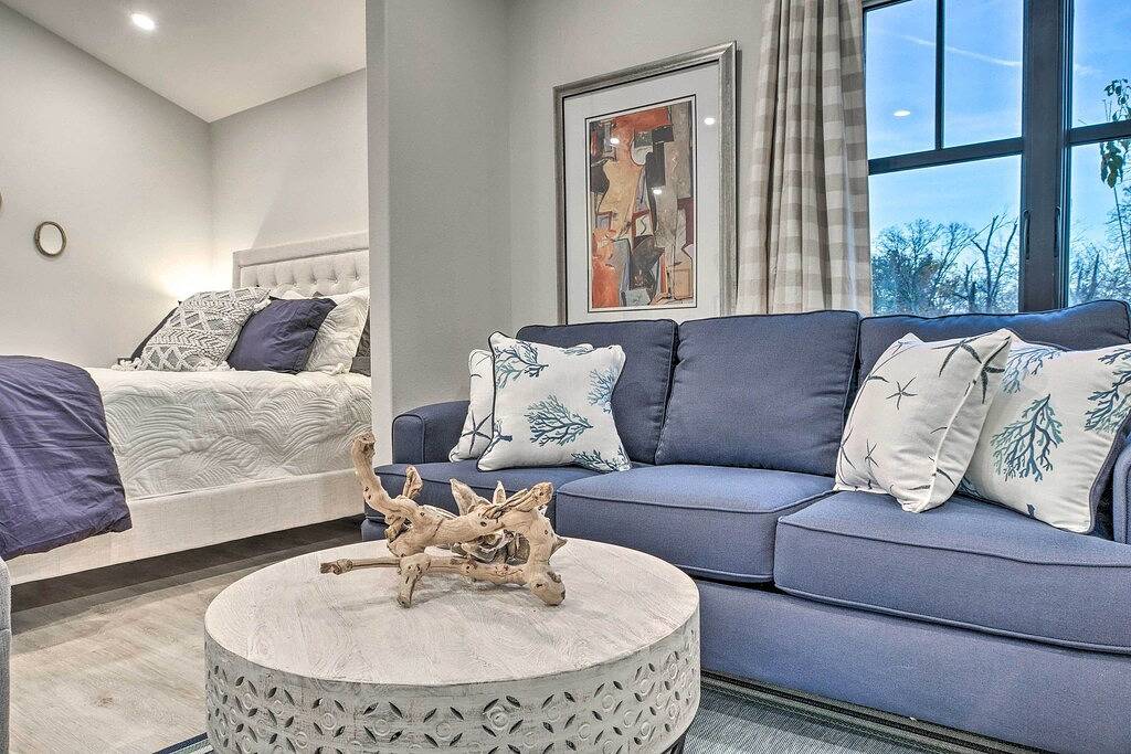 Ganze Wohnung, Airy Bentonville Studio < 1 Mile to City Square! in Bentonville, Ozark Mountains