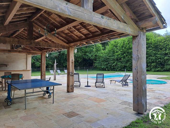 Gîte pour 12 personnes, avec Balcon et Jacuzzi ainsi que Terrasse et Jardin à Montredon-Labessonnié