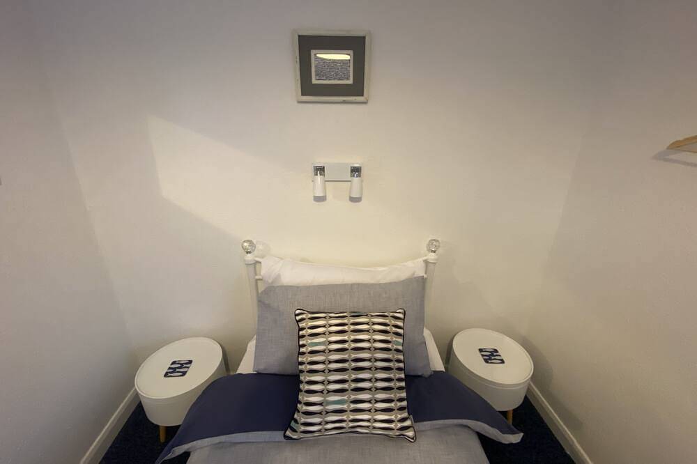 Comfy & Cosy Room by the Sea in Torquay, Torbay