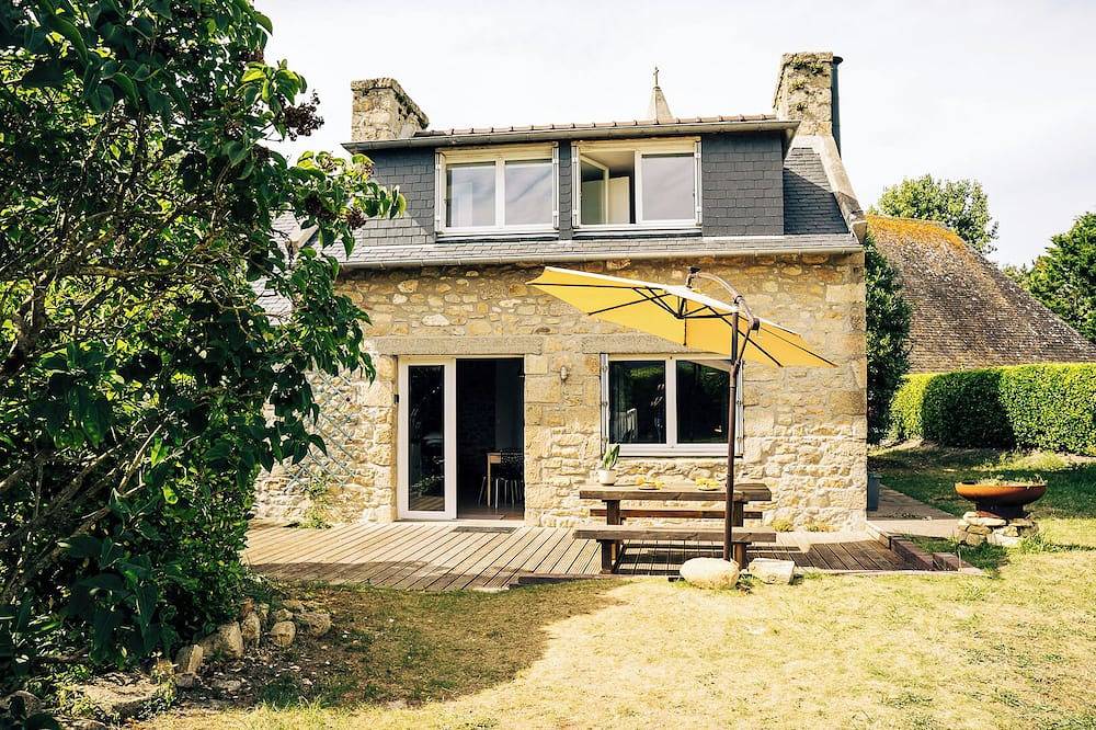 Typical Breton stone fisherman's cottage in Le Dossen, Santec
