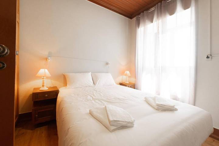 Location de vacances pour 5 personnes, avec Balcon ainsi que Terrasse et Vue dans Alvares