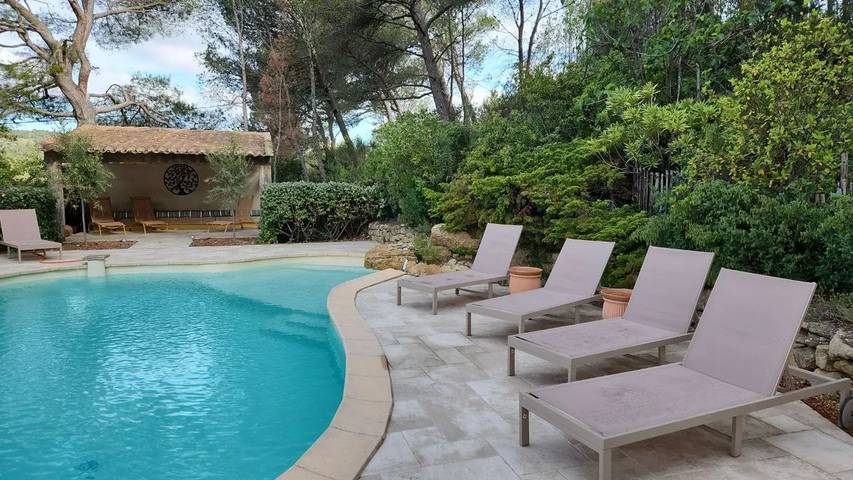 Location de vacances pour 10 personnes, avec jardin ainsi que piscine et terrasse à Rognes