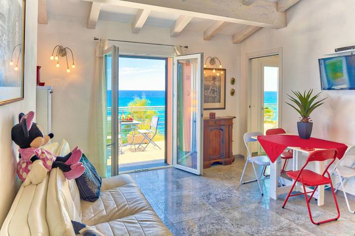 Appartamento intero, Villa Lucrezia - San Lorenzo Al Mare - Villa Lucrezia - Apartment With Terrace And Sea View in San Lorenzo al Mare, Riviera di Ponente