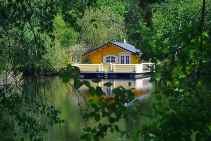 Bateau pour 4 personnes, avec Jacuzzi et Terrasse ainsi que Jardin et Vue sur le lac à Mios