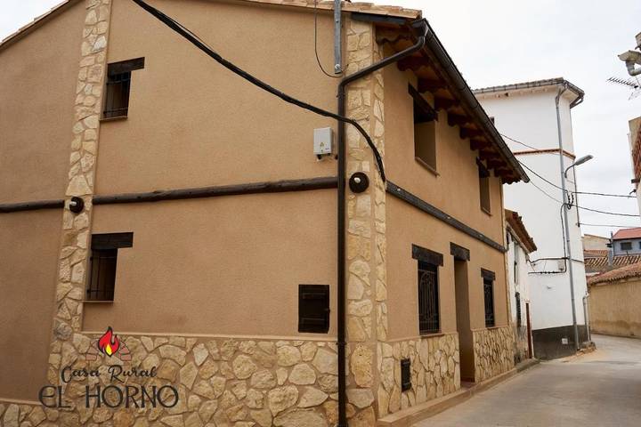 Casa de vacaciones para 13 personas, con jardín además de terraza y vistas en Rincón de Ademuz