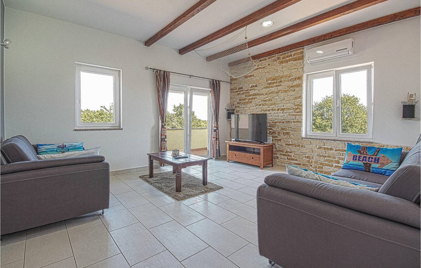 Reizendes Apartment mit einem Schlafzimmer und Pool, 1,5 km vom Strand Duga Uvala entfernt in Marčana, Südküste Istrien