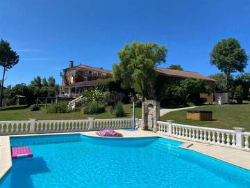 Gîte pour 20 personnes, avec piscine ainsi que jardin et vue à Milhac-de-Nontron