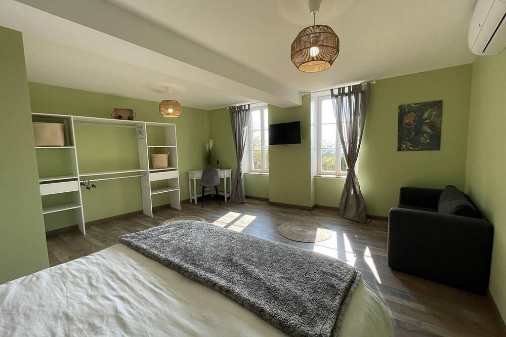 Gîte contemporain chaleureux pour 4 avec piscine partagée in Louchy-Montfand, Allier