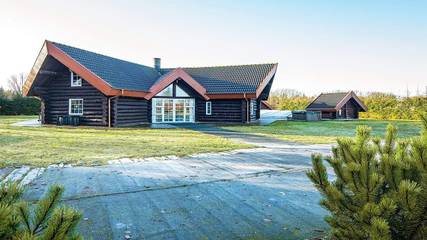 Ferienhaus für 19 Personen, mit Whirlpool und Pool sowie Terrasse und Sauna in Kvie Sø