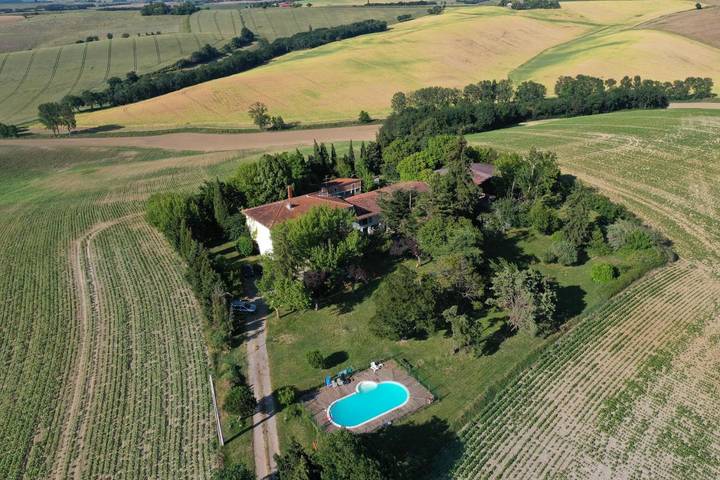 Location de vacances pour 15 personnes, avec vue ainsi que piscine et terrasse à Cintegabelle