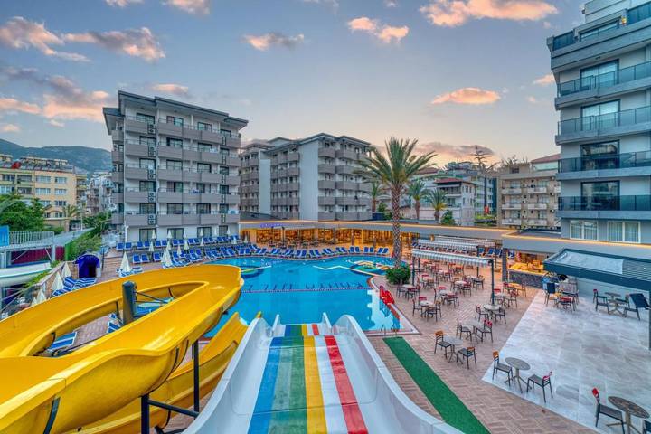 Resort för 4 Personer, med pool samt balkong och utsikt och bastu i Alanya