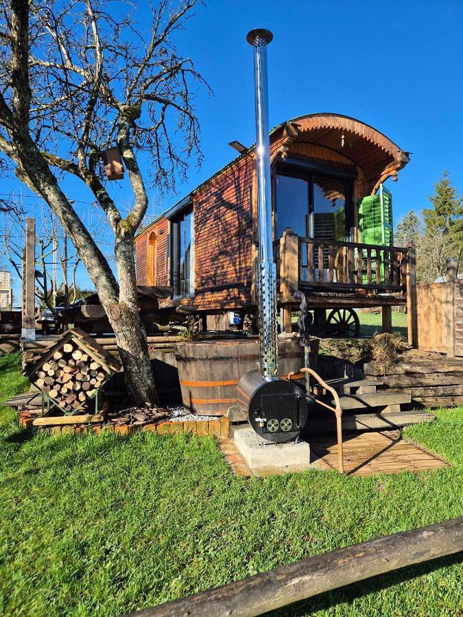 Location de vacances pour 2 personnes, avec terrasse ainsi que vue et jardin dans Dommartin-aux-Bois