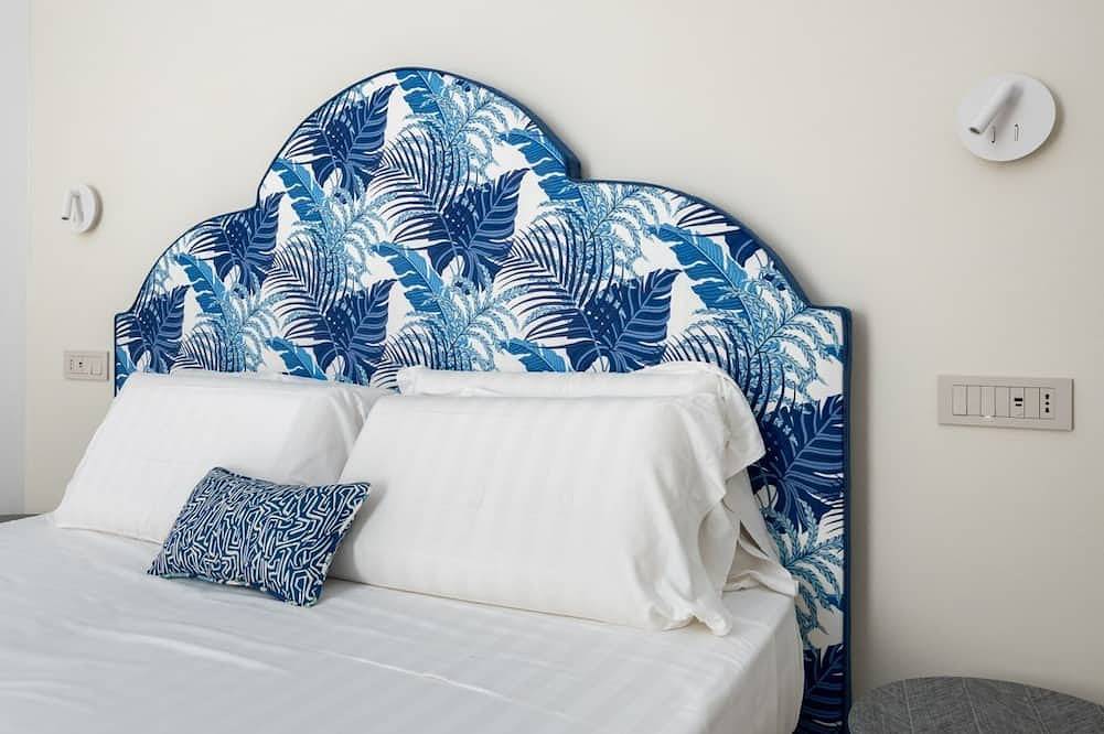 💎 Blu Sky Luxury Place – Deluxe Blue Room: Elegance, Comfort & Perfect Location between Beach and Train Station 🚉🌊 in Meta, Sorrento Coast