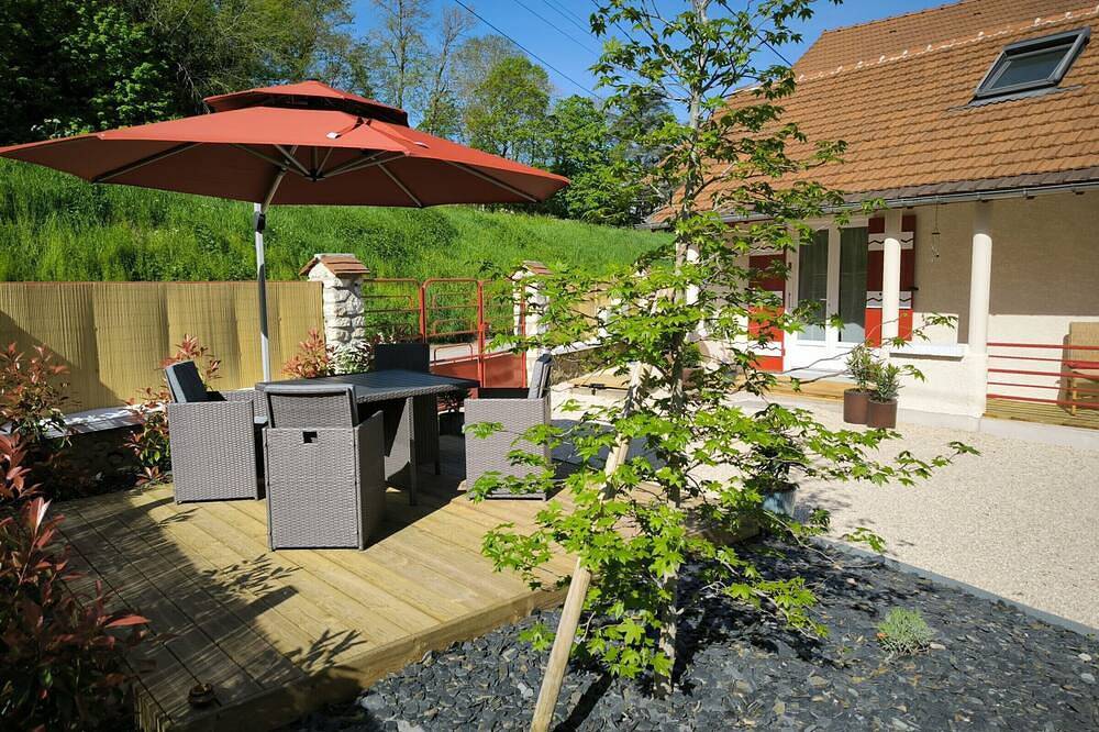 Charming Riverside Cottage Near Montargis with Nature & City Access in Montargis, Montargis region