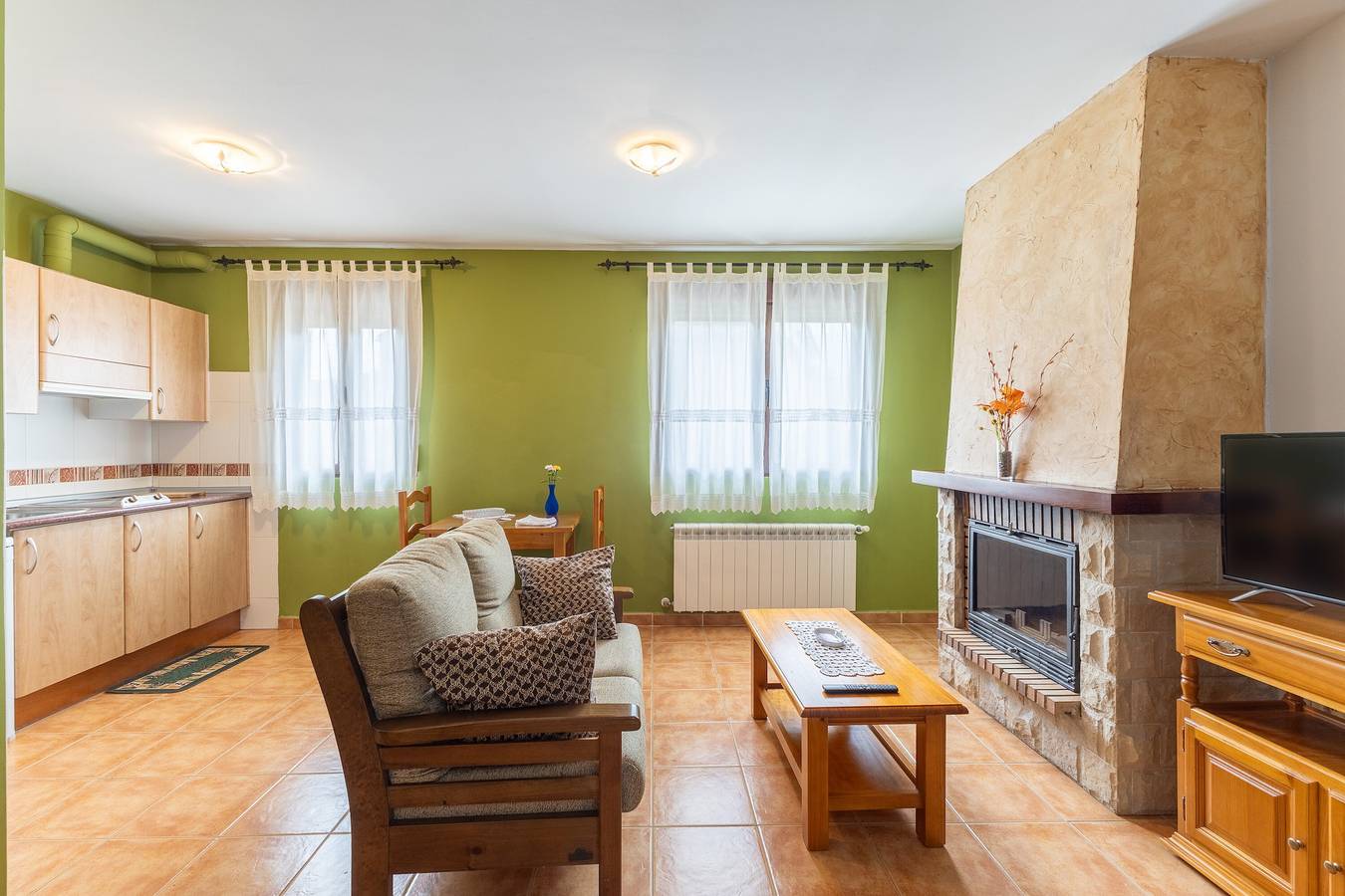 Estudio entero, Apartamento estudio 'La Casa De Dafne Acebo' con vistas a la montaña, terraza y jardín compartidos in Estación de esquí de La Pinilla, Santo Tomé del Puerto