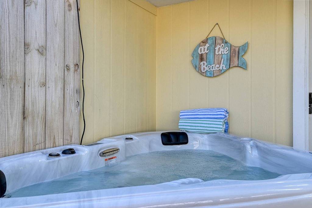 Private Garden, Hot Tub, Fire Pit, Walk to Beach, Minutes to Historic Downtown, $300 in Free Tickets in Vilano Beach, St. Johns County