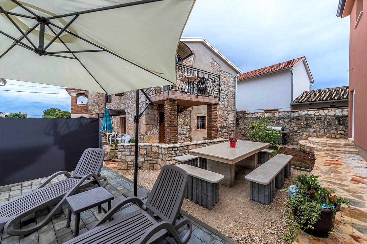 Ganze Wohnung, Erdgeschosswohnung Fiorela I in Villa Valtrazza in Tar (Kroatien), Novigrad