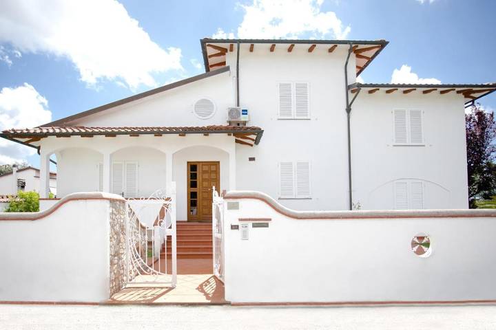 Casa vacanza per 2 persone, con Giardino e Piscina nonché Panorama a Cascina
