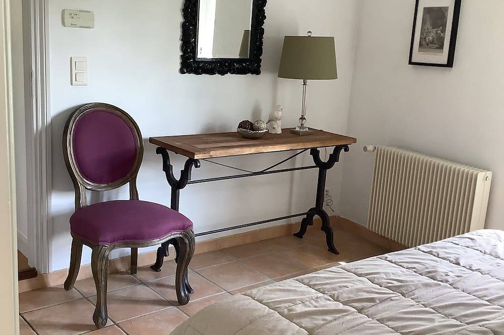 Stunning Courtyard Gite in renovated 17th Century Estate with large shared pool in Castres, Région de Castres