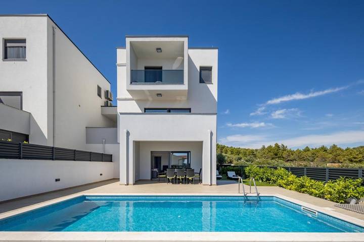 Villa pour 6 personnes, avec piscine ainsi que jardin et vue à Tribunj - 4