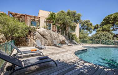 Location de vacances pour 8 personnes, avec jardin ainsi que piscine et terrasse à Calvi