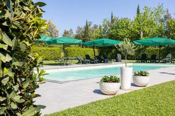 Location de vacances pour 4 personnes, avec jardin ainsi que piscine et vue à Loro Piceno