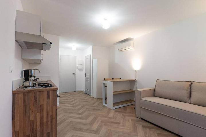 Gîte pour 2 personnes, avec terrasse et jardin ainsi que vue et piscine, animaux acceptés à Pélissanne - 2