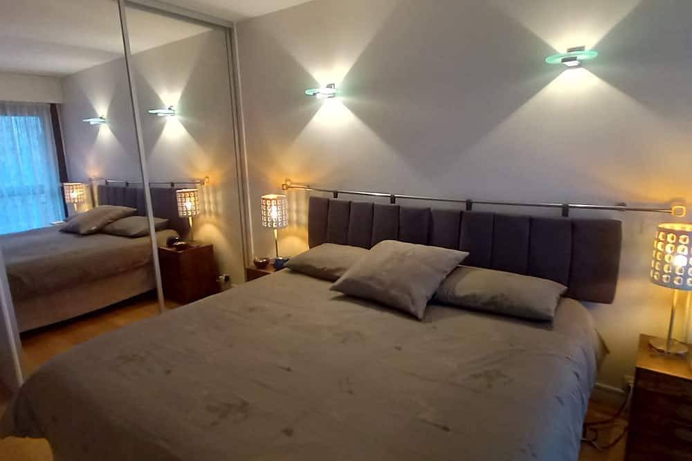 Entire apartment, Paris-Levallois apartment 4*: 2 bedrooms/6 people 68m2, parking, near  metro/bus in Levallois-Perret, Hauts-de-Seine