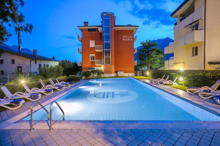 Pousadas e b&b para 3 pessoas, com piscina e vista para o lago e ainda balcão, adaptado a crianças em Lago de Garda