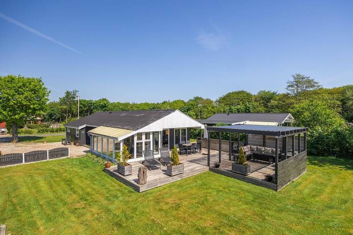 Ferienhaus für 6 Personen, mit Balkon/Terrasse und Terrasse sowie Garten und Sauna